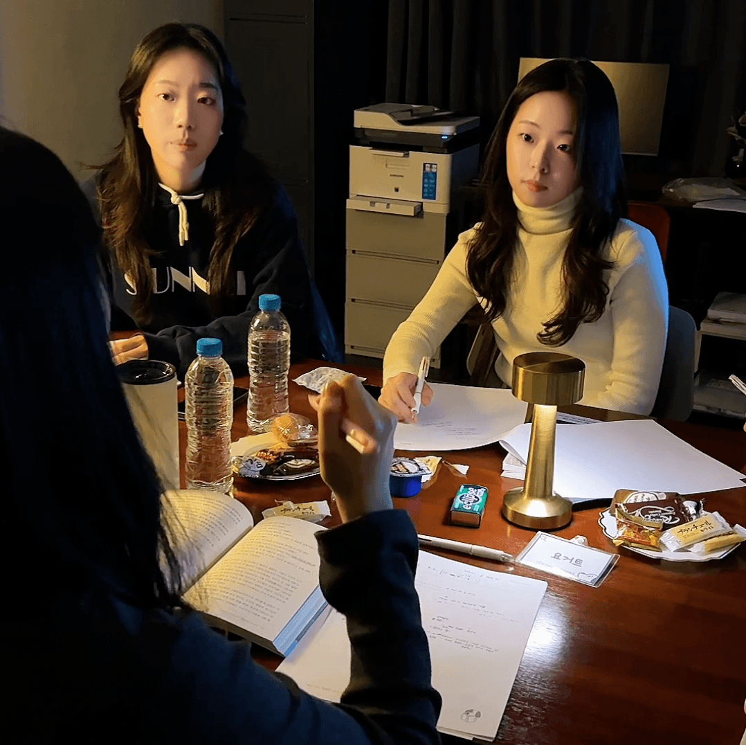 맞은편 사람의 이야기에 귀 기울이는 멤버들