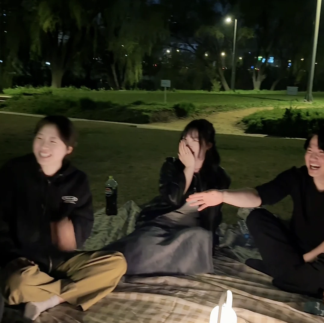 공원에 둘러앉아 웃으며 대화하는 노크노크 멤버들