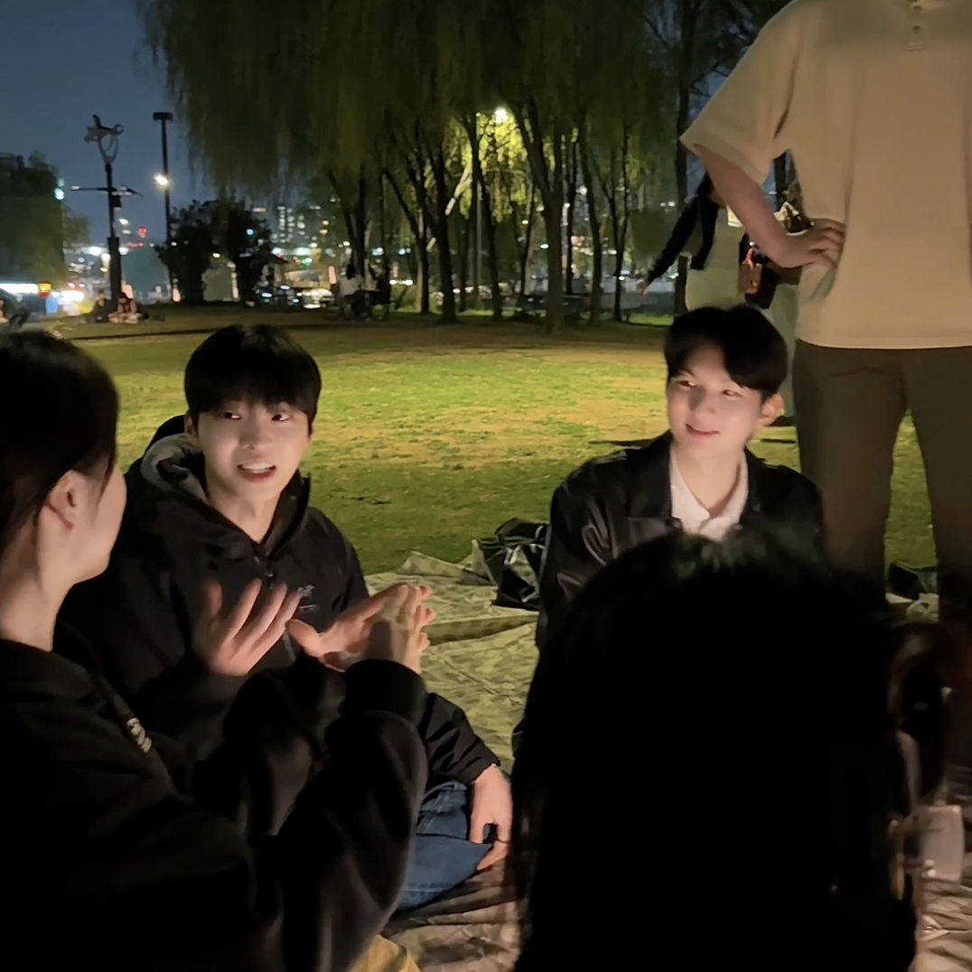 공원에서 함께 대화하는 노크노크 멤버들의 모습